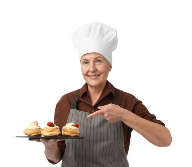 Beyaz arka planda Choux 'u gösteren profesyonel bir şekerci.