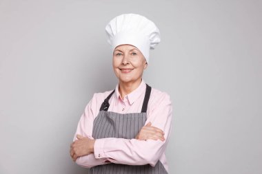 Açık gri arkaplandaki profesyonel şekercinin portresi