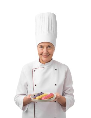 Beyaz arka planda eklerleri olan profesyonel pasta şefi.