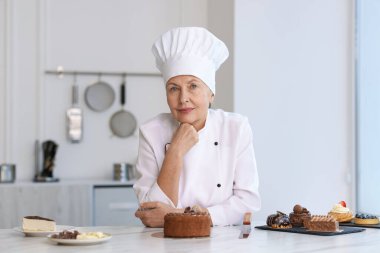 Mutfakta tatlıları olan kıdemli pasta şefi.