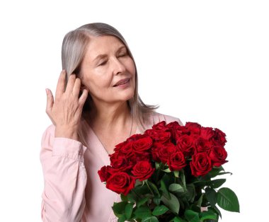 Beyaz arka planda gül buketi olan güzel bir kadın.