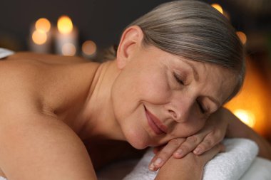 Masaj salonundaki masaj koltuğunda dinlenen son sınıf öğrencisi, yakın plan.