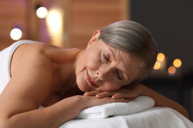 Son sınıf öğrencisi masaj salonundaki kanepede dinleniyor.