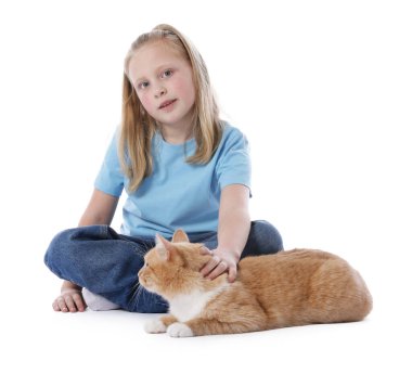 Beyaz arka planda kızıl kedisi olan küçük kız.