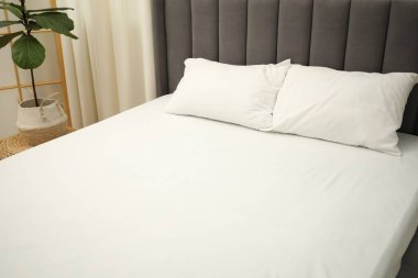 Rahat yatak, yeni yumuşak yatak ve yastıklar.