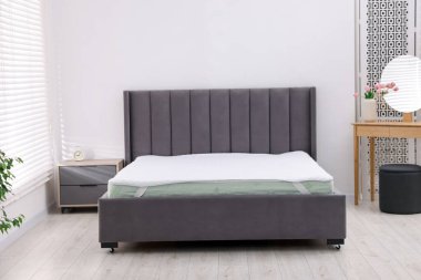 Yeni yumuşak döşeği olan rahat bir yatak.