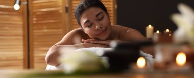 Güzelkadın masaj salonundaki masaj koltuğunda dinleniyor.