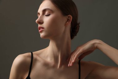 güzel bir kadın ile mükemmel cilt gri arka plan üzerinde