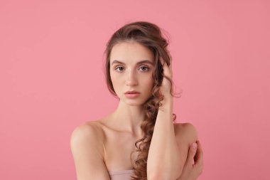 pembe bir arka plan üzerinde güzel bir genç kadın portresi