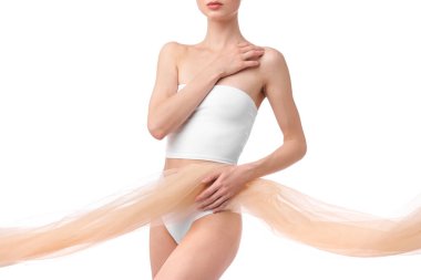 Beyaz arka planda güzel kumaşlı genç bir kadın, yakın plan.