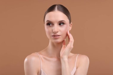 bej renkli arka plan üzerinde güzel genç kadın portresi