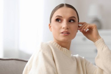 Evdeki güzel genç kadının portresi.