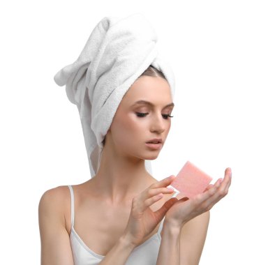 Beyaz arka planda sabun çubuğu olan güzel bir kadın.