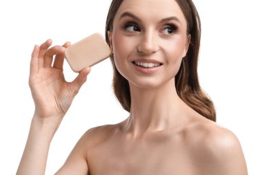 Beyaz arka planda sabun çubuğuyla gülümseyen kadın, yakın plan.