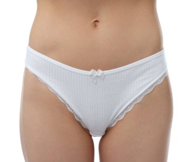 Beyaz arka planda güzel iç çamaşırı giyen kadın, yakın plan.