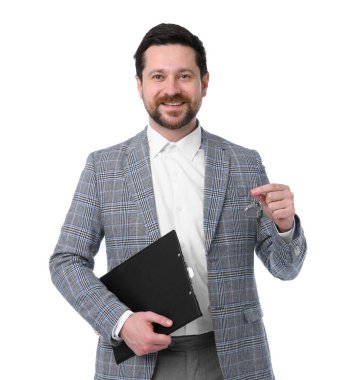 Emlakçının elinde anahtarlık, ev şeklindeki anahtarlık ve beyaz arka planda pano var.