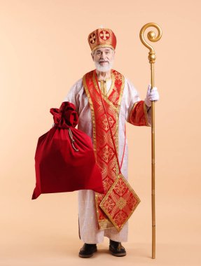 Bej arka planda çuval ile Aziz Nicholas