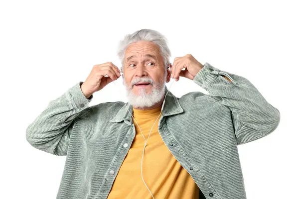 Beyaz arka planda kulaklıkları olan yaşlı bir adam.