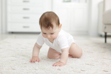 Evde yerde sürünerek şirin bebek