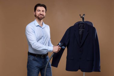 Kahverengi arka planda buharlı adam ceketi.