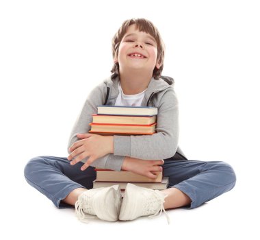 Beyaz arka plan hakkında çok farklı kitapları olan bir çocuk.