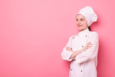 Pembe arkaplanda üniformalı şekerlemecinin portresi, metin için boşluk