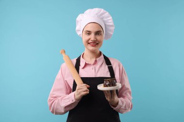 Yuvarlak raptiyeli şekerleme ve açık mavi arka planda lezzetli çikolatalı tatlı.