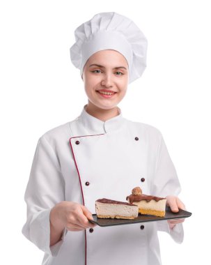 Üniformalı mutlu pastacı elinde beyaz arka planda lezzetli peynirli kek parçaları tutuyor.