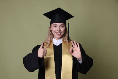 Mezuniyetten sonra yeşil arka planda mutlu öğrenci hareketi