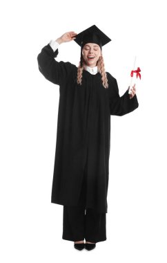 Mezun olduktan sonra beyaz arka planda diplomalı mutlu bir öğrenci.