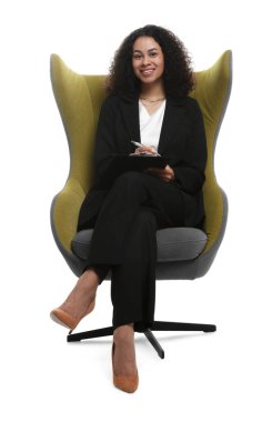 Beyaz arka plandaki koltukta pano ve kalemle profesyonel psikolog.