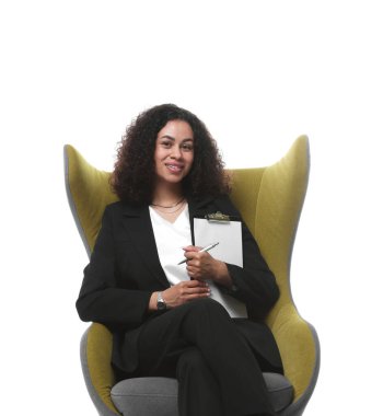 Beyaz arka plandaki koltukta pano ve kalemle profesyonel psikolog.