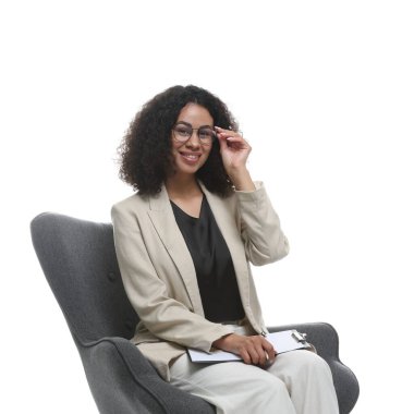 Beyaz arka planda koltukta panosu olan profesyonel bir psikolog.