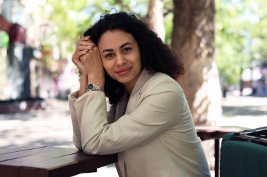 Açık kafede güzel Latin Amerikalı kadın portresi