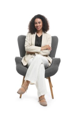 Beyaz arka planda koltukta profesyonel psikolog.