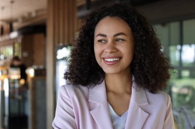 Kafedeki gülümseyen Latin Amerikalı kadının portresi.