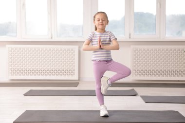Kapalı alanda yoga yapan tatlı bir kız.
