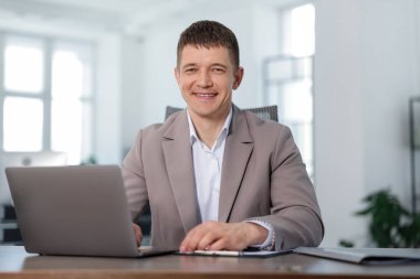 Ofisteki yakışıklı adamın portresi.