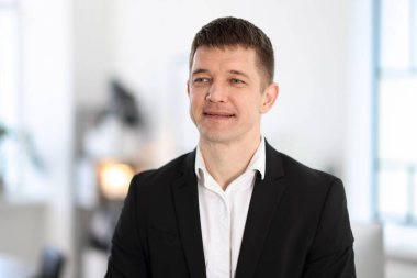 Yakışıklı orta yaşlı bir adamın portresi.