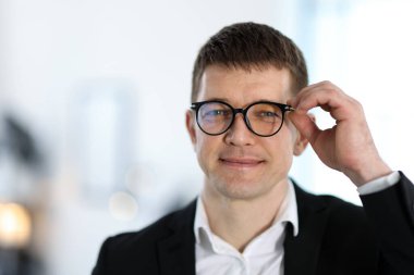 Yakışıklı orta yaşlı bir adamın portresi.