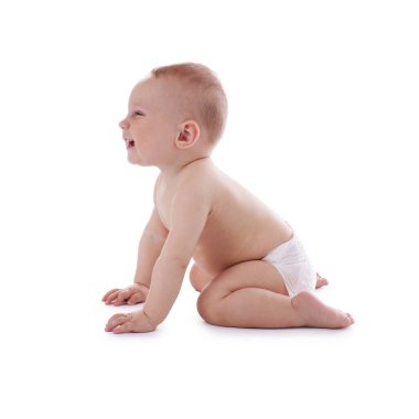 Beyaz arka plan üzerinde sürünerek şirin bebek