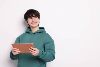 Beyaz arka planda tableti olan ergen çocuk, metin için boşluk