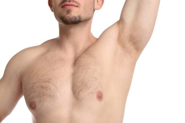 Genç adam beyaz arka planda kıllı koltuk altlarını gösteriyor, yakın plan. Epilasyon işlemi