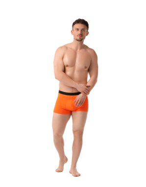 Beyaz arka planda turuncu iç çamaşırlı genç adam.