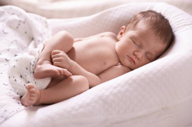 Yatma vakti. İçerde uyuyan sevimli küçük bebek.