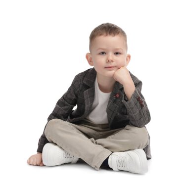 beyaz zemin üzerinde şirin küçük çocuk portresi