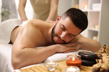 Adam spa salonunda masaj yaptırıyor.