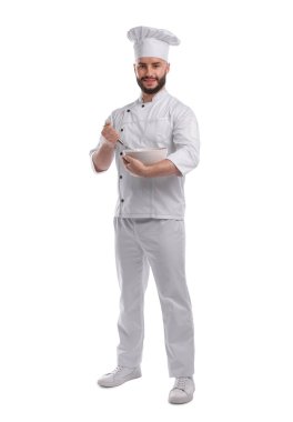 Üniformalı mutlu pastacı elinde çırpı ve kase ile beyaz arka planda