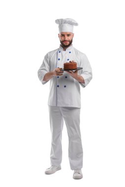 Üniformalı mutlu pastacı beyaz arka planda lezzetli çikolatalı pasta tutuyor.