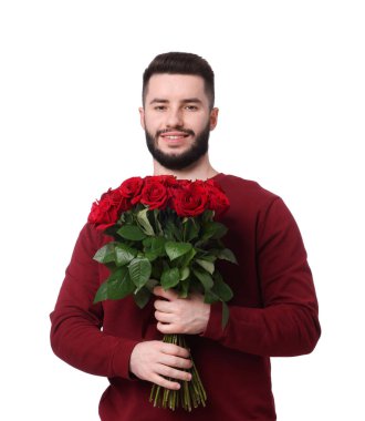 Beyaz arka planda kırmızı gül buketi olan mutlu adam.